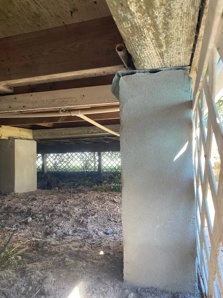 Pier and beam support beneath a raised Louisiana home
